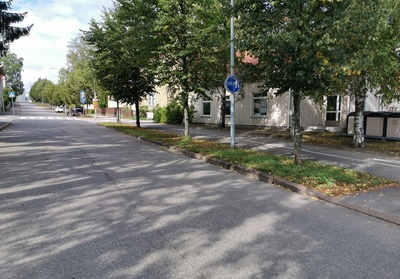 Intiankatu 3, 5, 7, 9. Arabian apteekki ja punaisessa puurakennuksessa (Intiankatu 5) toimi Toukolan kirja ja paperi Oy, kosmetiikkaliike Adalminan Helmi (Adalmina) sekä T. Volasen sekatavarakauppa. rephoto