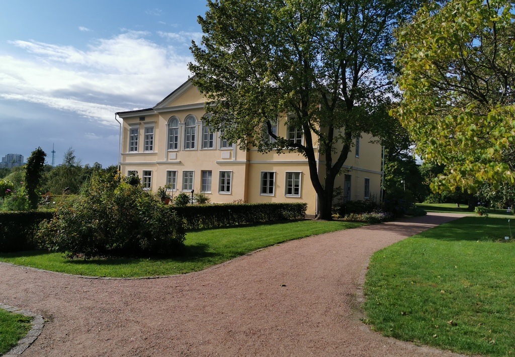 Kumpula, Jyrängöntie 2. Kumpulan kartanon päärakennus, ent. Kumpulan sairaala, ent. Helsingin yliopiston matemaattis-luonnontieteellisen tiedekunnan kanslia. Nyk. Helsingin yliopiston Kumpulan  kasvitieteellinen puutarha. rephoto