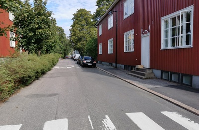 Limingantie 9. Katunäkymä Limingantieltä Jyrängöntien kulmasta koilliseen kevätauringon sulattaessa lumia. Oikealla olevissa kaksikerroksisissa puutaloissa myymälöitä, edessä Limingantie 9:ssä H.M. Laineen K-kauppa. rephoto