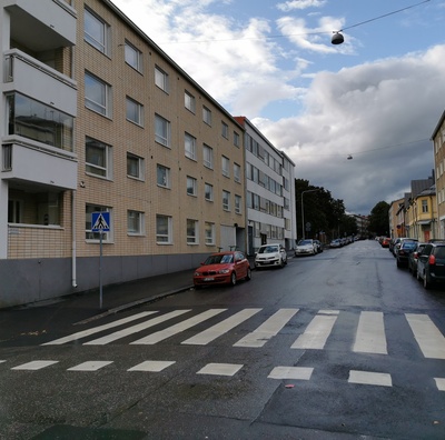 Porvoonkatu 24, 26. Kuvasta ulos vasemmalle jää Kotkankadun risteys. Tiellä ajava auto on Land-Rover. rephoto