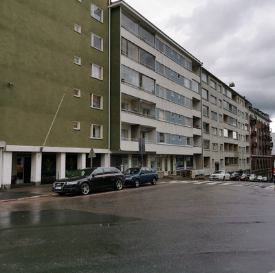 Kajaaninkatu 2, 4 ja 6. Kuvattu Kajaaninkadun ja Porvoonkadun risteyksen yli. Kajaaninkatu 2:ssa toimi Valko Pesula Oy. rephoto