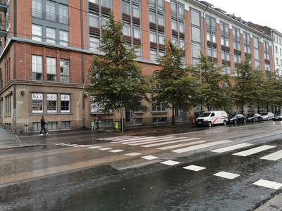 Aleksis Kiven katu 52-54 - Kajaaninkatu 6, Mako Oy:n tehdasrakennus kuvattuna toiselta puolen tietä. Arkkitehtinä W. J. Palmqvist. Rakennus valmistunut v. 1919-1920. rephoto