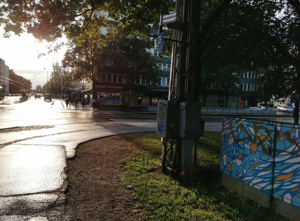 Raitiotien pohjan rakennustöitä Helsinginkadun ja Brahenkadun risteyksessä. Oikealla Josafatinkatu 5-7, vasemmalla Helsinginkatu 28-30. rephoto