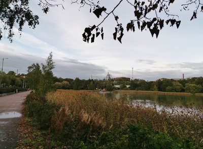 Jäätelönmyyntiä Töölönlahden länsirannalla. rephoto