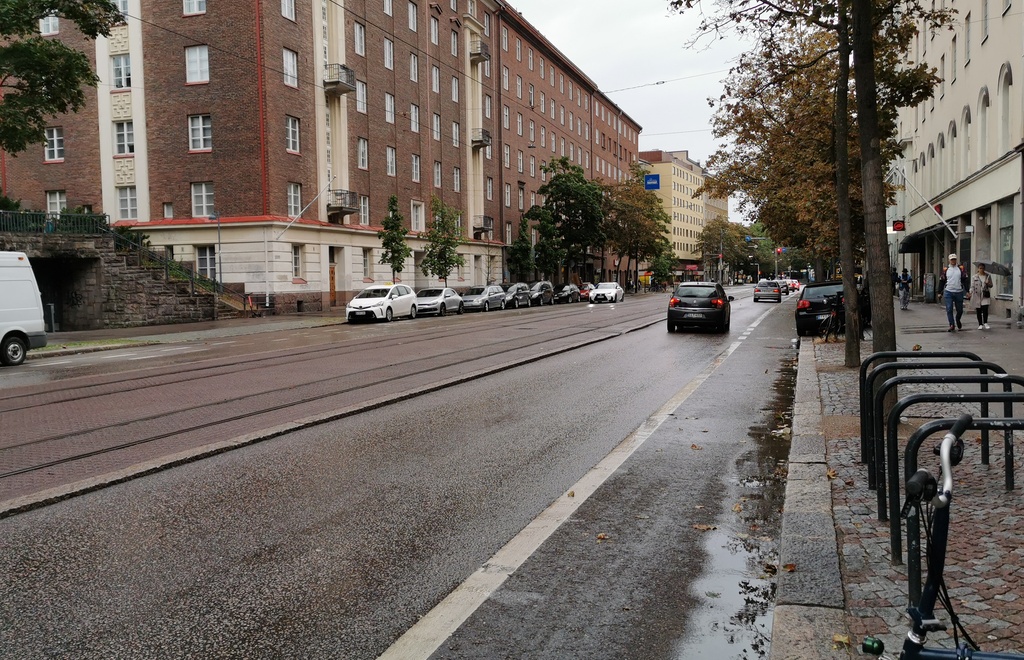 Rauhanmarssi ja yleisöä Helsinginkatu 12:n kohdalla. rephoto
