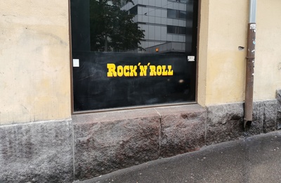 Kukkien myyntiä kadulla, Fleminginkatu 18 (Helsinginkatu 21). rephoto