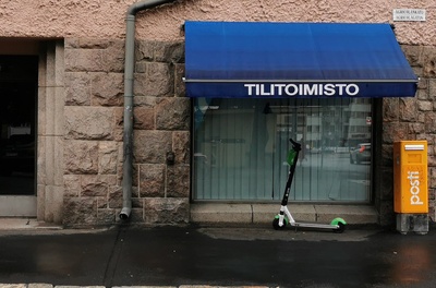 Mies lyö toista miestä päähän Karhupuiston laidalla. Agricolankatu 11. rephoto
