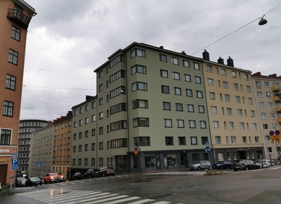Pengerkatu 21:n ja Torkkelinkadun kulmassa Elannon uusi sekatavaramyymälä n:o 108, taustalla OTK:n pääkonttori, Hämeentie 19. Pengerkatu 21 (- Torkkelinkatu 4). rephoto