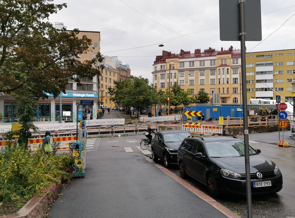 Etualalla Helsinginkatu 4. Takana matala vaalea kivitalo ja korkea kivitalo pääty kuvaan pain on Vaasankatu 5 - Pengerkatu 30 (= Kinaporinkatu 2). Kivitalo oikealla Vaasankatu 3 (= Vaasanpolku 3) - Pengerkatu 31 (= Kinaporinkatu 1).. rephoto