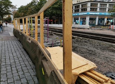 Helsinginkadun toisen raiteen rakennustöitä Hämeentien ja Helsinginkadun risteyksessä. Taustalla oikealla Helsinginkatu 1. rephoto