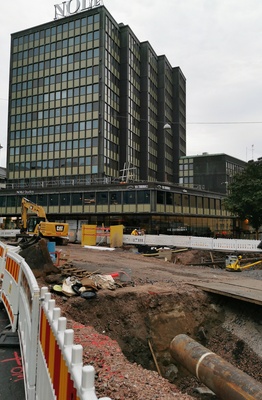 Entinen Kansa-yhtiöiden toimitalo Hämeentie 33, raitiovaunupysäkki. rephoto