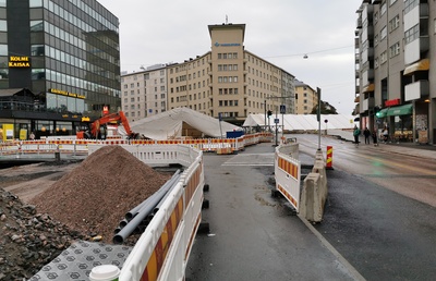 Ns. Kurvin kulma, Helsinginkadun ja Hämeentien risteys, raitiovaunupysäkki. rephoto