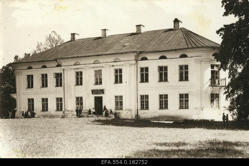 Varangu 6 kl. Primary school in the former Varangu manor building.