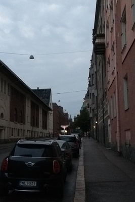 Katajanokka. Kruunuvuorenkatua luoteeseen Kruunuvuorenkatu 11:n kulmalta. Vasemmalla Pikku Satamakatu 6. Kadun päässä Uspenskin katedraali. rephoto