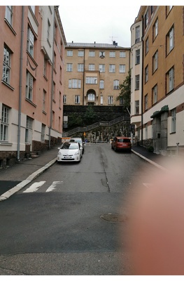 Näkymä Välikadulta Kirjatyöntekijänkadun suunnalta Kristianinkadulle päin. Taustalla Kristianinkatu 4, Meritullinkatu 33. Rakennuksessa toimi Kulmakoulu vuosina 1928-1982. rephoto