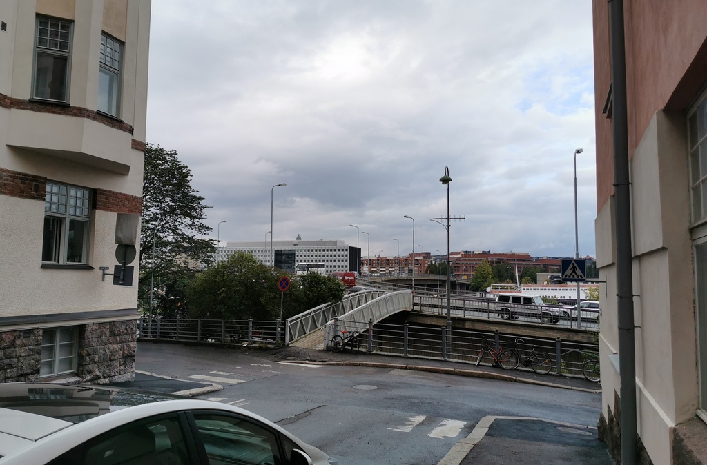 Välikatu 1 vas. ja 2 oik. Takana Hakaniemen silta. rephoto