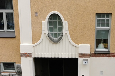 Kristianinkatu 7. Porttikäytävän yläpuolella oleva soikea ikkuna Kristianinkatu 7:ssä. rephoto