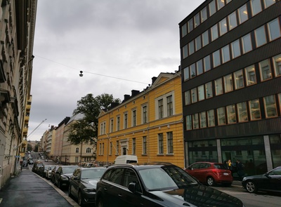 Mariankatu 9, 11, 13a. Mariankadun 9 liiketilassa on Kansallispankki, viereisessä rakennuksessa keskikoulu. rephoto