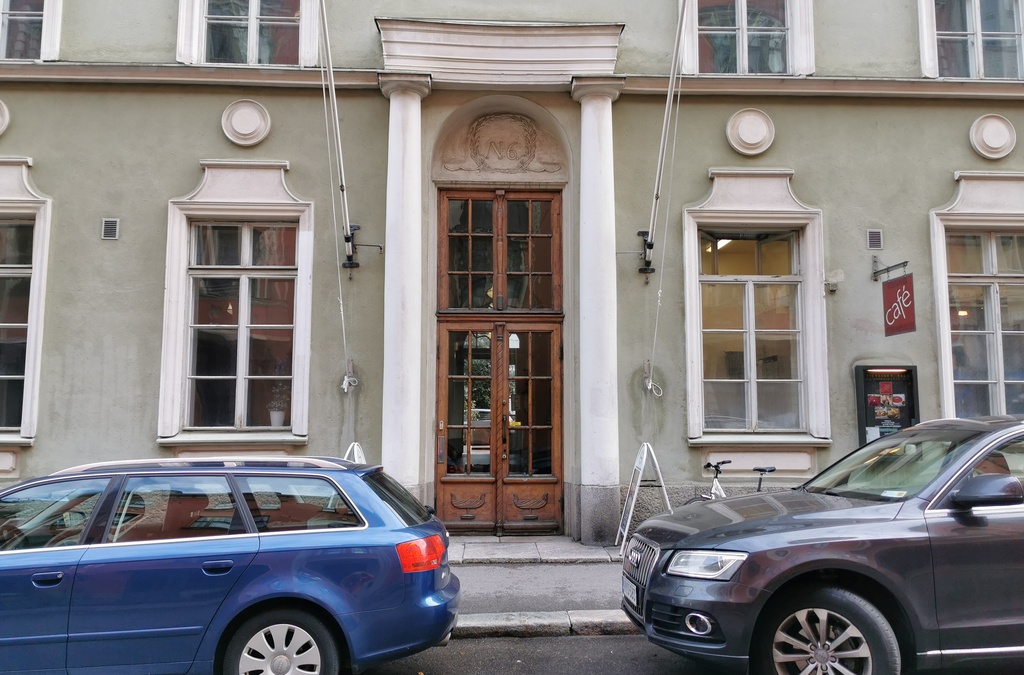 Ihmisiä ripustamassa Kirkkokatu 6:ssa sijaitsevan yliopiston rakennuksen (ent. Lisa Hagmanin koulu, nyk. Tieteiden talo) seinustalle banderollia, jossa teksti "Tätä taloa ei saa purkaa - Monitoimitalo ja kirjasto Kruununhaan asukkaille". rephoto
