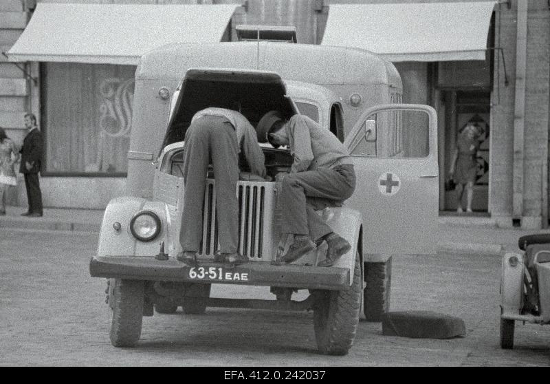 Militias Repair of operation cars on the Raekoja square.