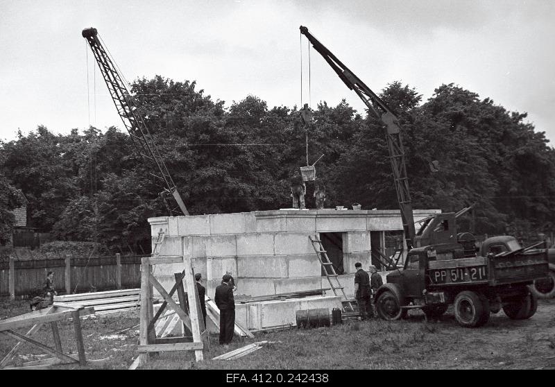Construction day at the Komsomoli Stadium (Krivonogov, Ants and Loit).