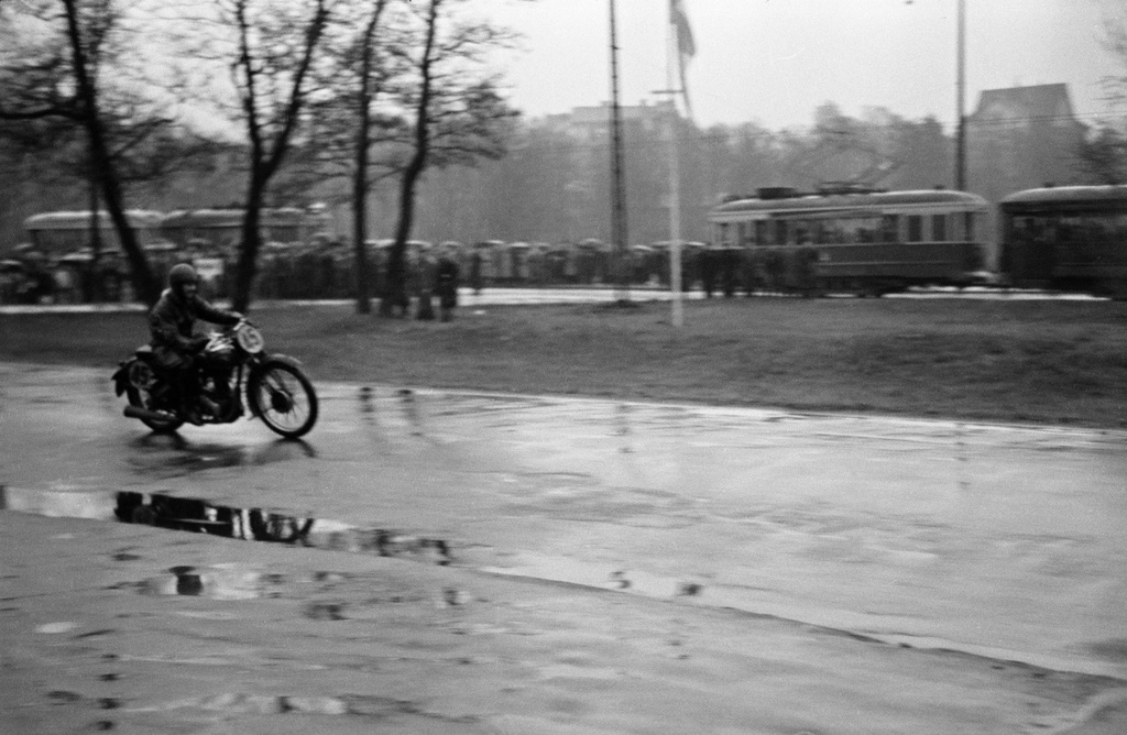 Eläintarhan ajot. Kilpailija Kaupungin puutarhan edustalla.