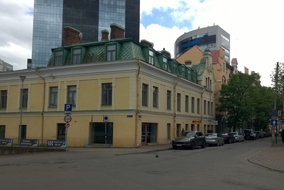 View of the municipal building at the corner of Maakri and Pääsukese rephoto