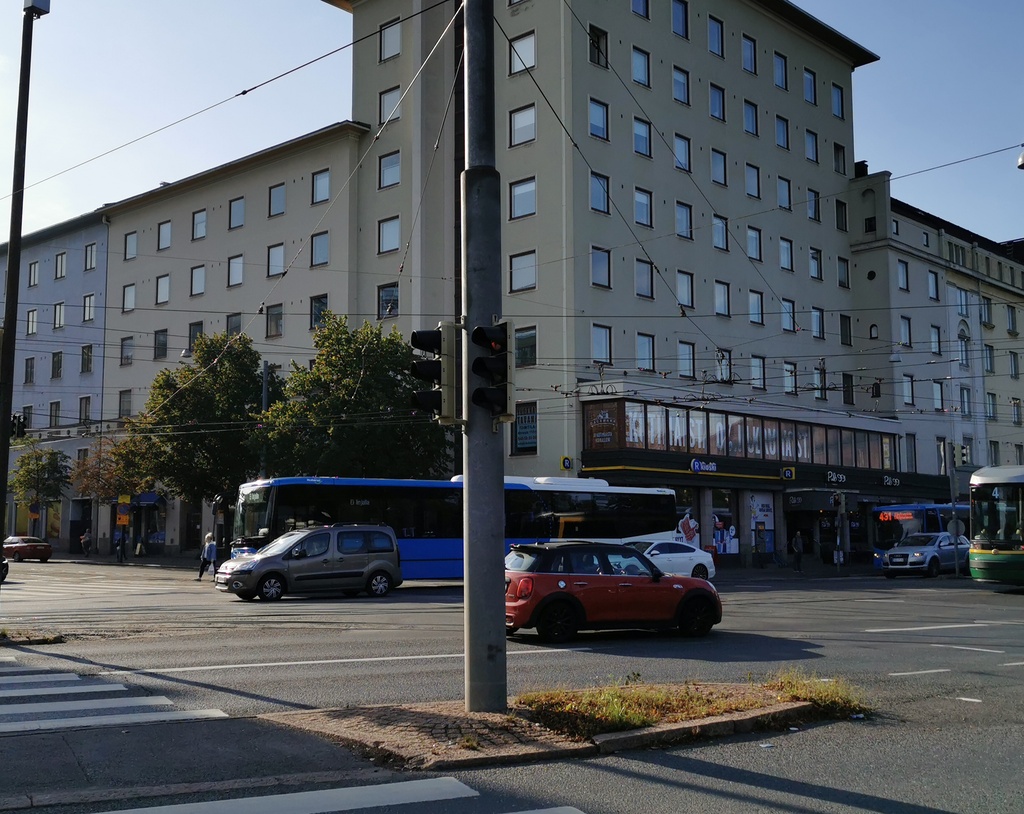 Läntinen Viertotie30 - Runeberginkatu 60 (= Mannerheimintie 58 - Runeberginkatu 60). Talo on purettu vuonna 1928. Rakennuksessa toimi HOK (Helsingin osuuskauppa). rephoto