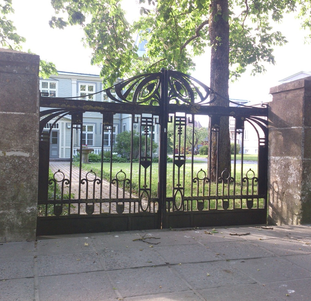 Former Waldmann's pansion: close view to the gate rephoto