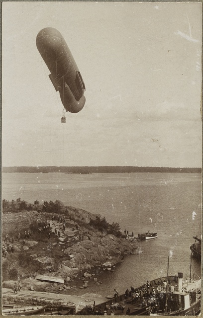 Gas balloon, airboat from Vallisaaren east ladder, torpedo room - capable, black and white