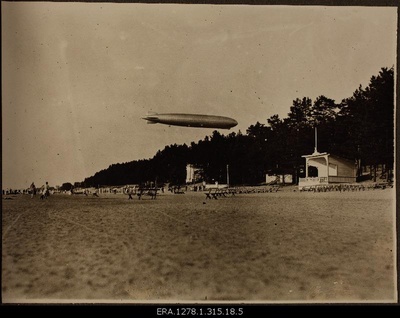 View pictures from the supelranna. Airship (cepelin, cepelin) above the beach.  duplicate photo