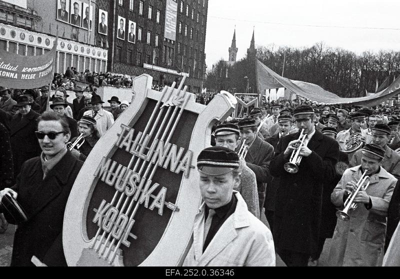 Employees of Tallinn at the maide demonstration.