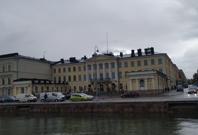 Keisarillinen palatsi (=Presidentinlinna), Pohjoisesplanadi 1 - Mariankatu 2. Oikealla näkymä Mariankatua pitkin pohjoiseen. rephoto
