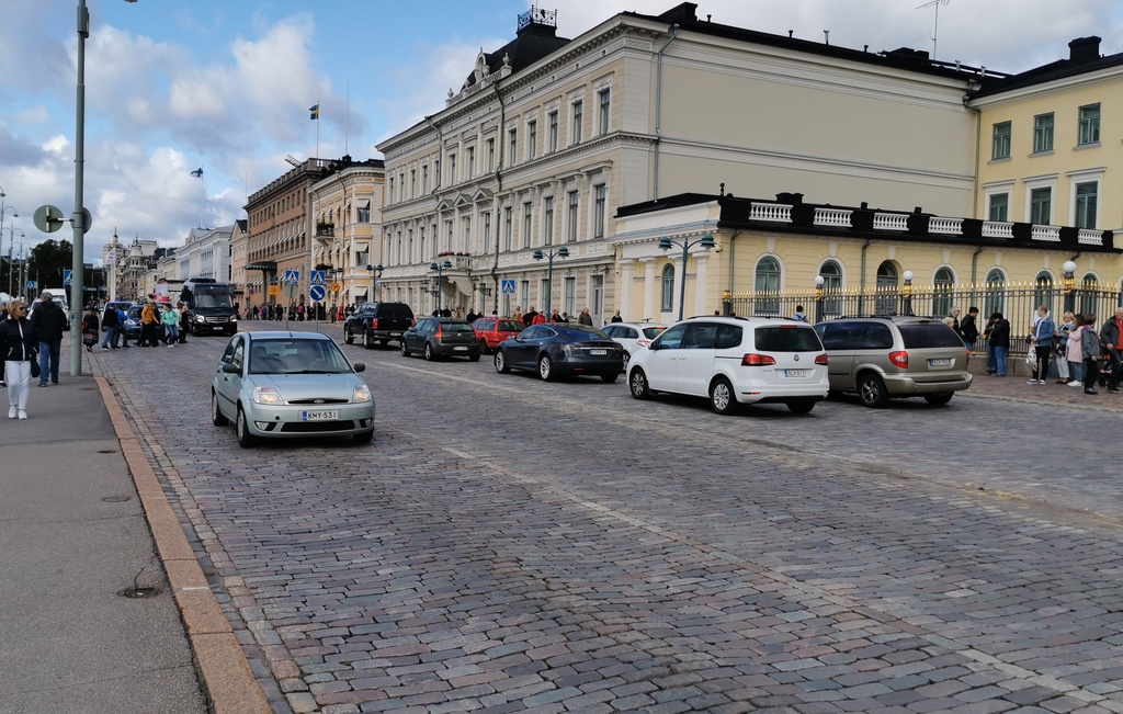 Pariisin olympialaisista saapuville urheilijoille järjestetty autokulkue Pohjoisesplanadilla Presidentin linnan edessä 21.7.1924 rephoto
