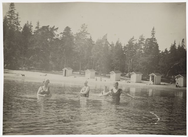 Women swimming with Suursaaren sandy beach swimming pools - capable, black and white, photo area 8 x 11 cm