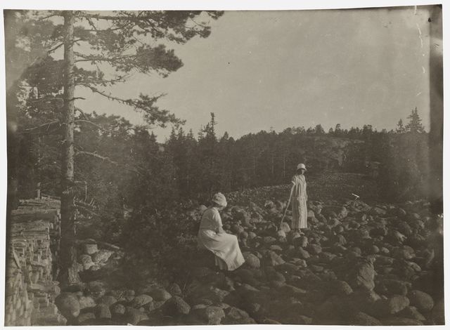 Two women in Suursaaren stone - capable, black and white, photo area 8 x 11 cm