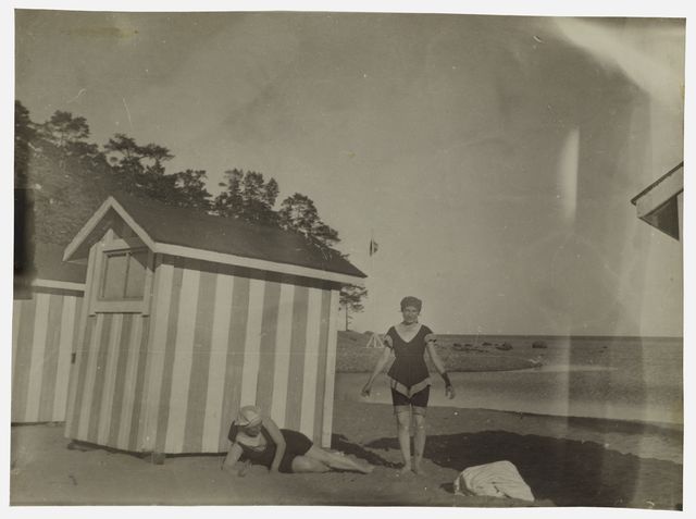 Women on the sandy beach of Suursaare with swimming pools - capable, black and white, photo area 8 x 11 cm
