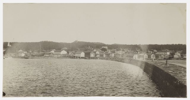 Suursaari, wave breaker and village - scale, black and white, photo size 6 x 9 cm