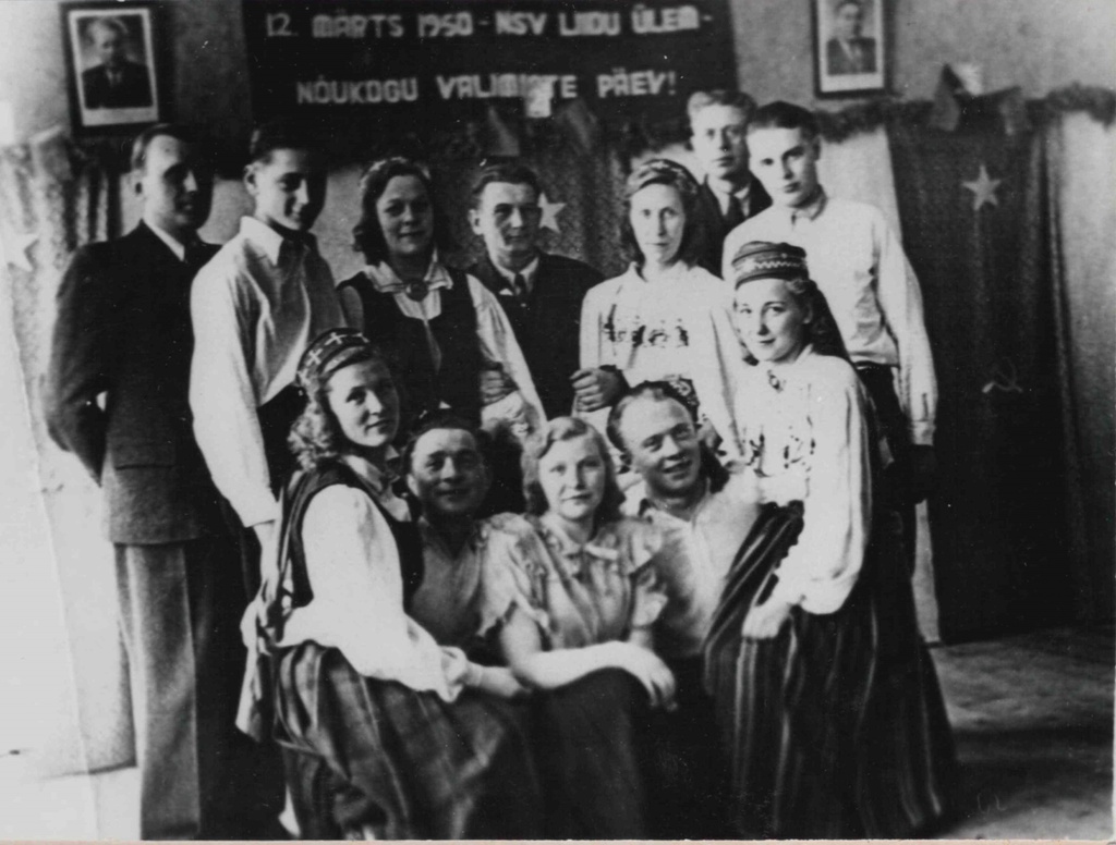 Taebla MTJ folk dance study. Tutor Ellen Post, Juhan Rannamets sent on the violin