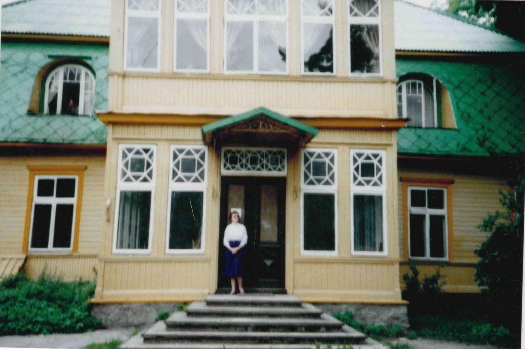 On the stairs of Taebla Manor