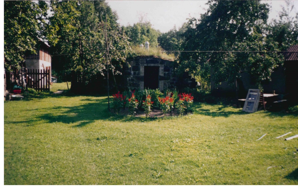Family of Vaino home yard in Võntküla