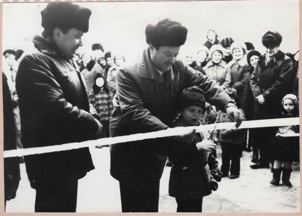 Opening of the kindergarten Lindi cuts through Vahur Mägi, on the left front of the Haapsalu EPT juh Arder Väli and Chairman of the "Sõpruse" collois Kalju Kalamees