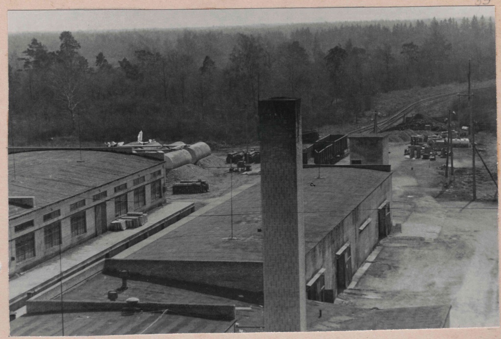 New warehouses of the Trade Office. Railroad branch with which the goods were delivered