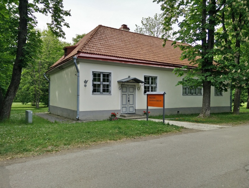 Peeter I house in Kadriorg, in front of the building three men in coats and helmets rephoto