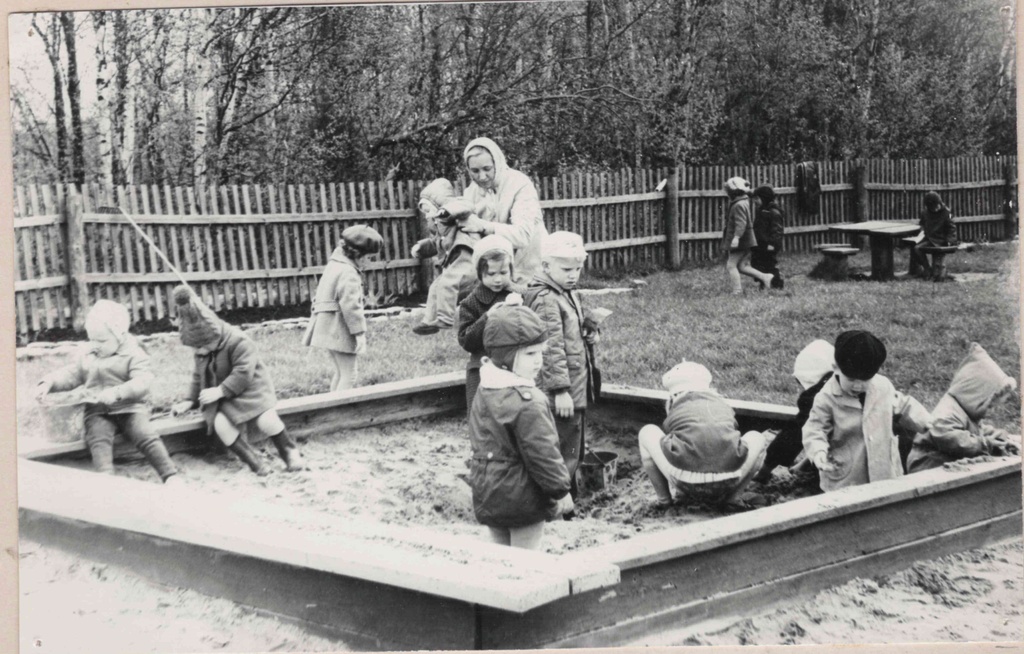 Nurse Helga Toomla children in the courtyard