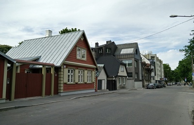 Tallinn, Kadriorg, A- Leineri (J. Poska) tänav. Vasakul hoone, kus 1871.a. suvitas C. R. Jakobson. rephoto