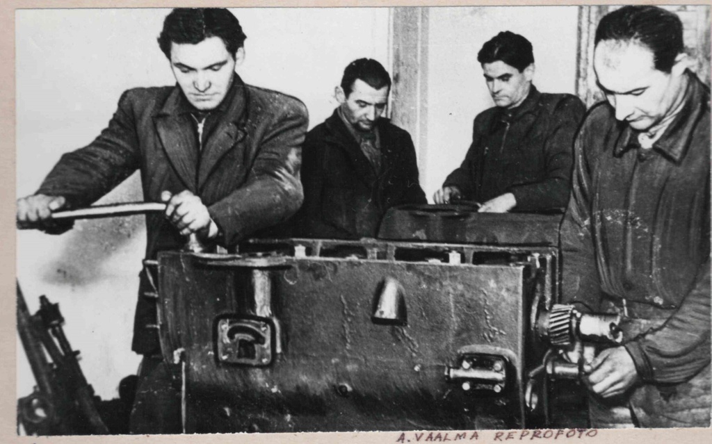 Edgar Lõps and Aleksander Timberg, Meinhard Kudu and Valter Liivla engine repair