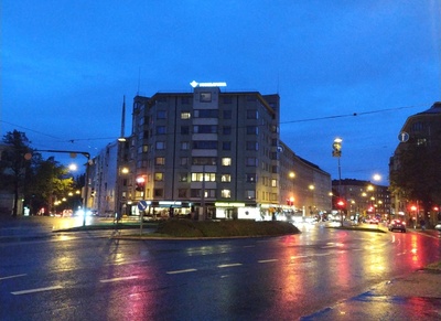 Runeberginkatu 46, 48, 50, 52, 54ab - Topeliuksenkatu 1, 3a, 3b. Runeberginkadulla kaksi raitiovaunua. rephoto