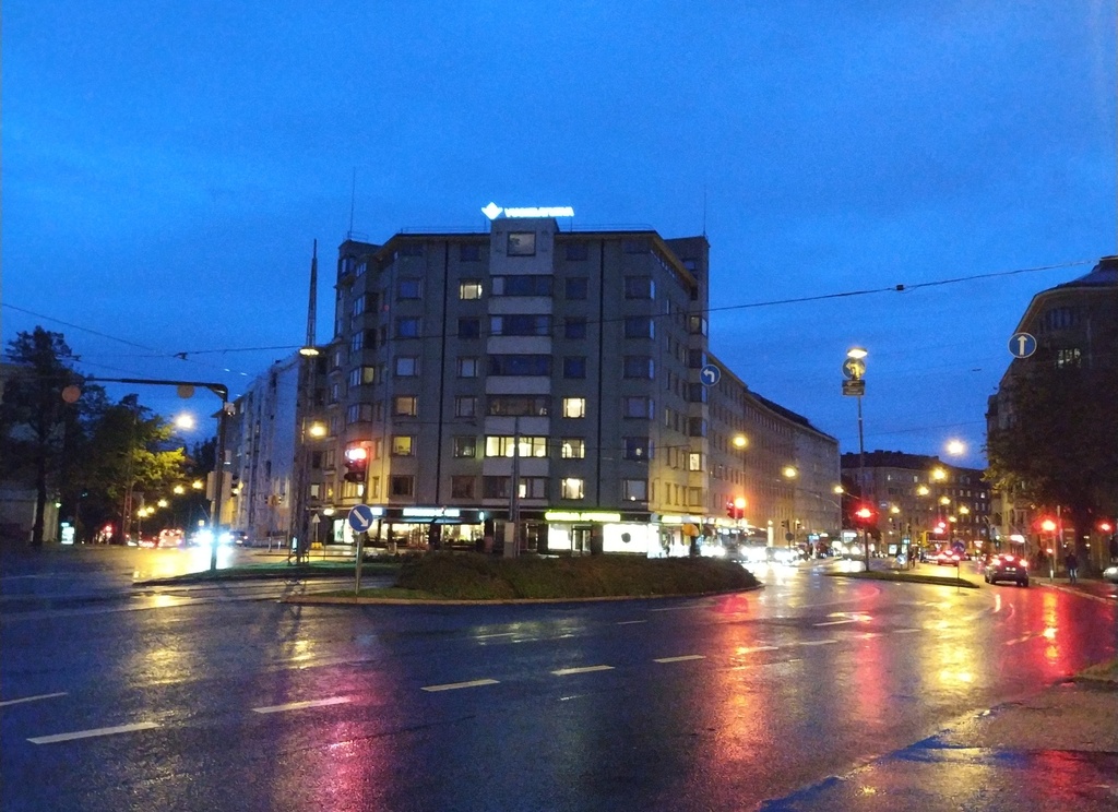 Runeberginkatu 46, 48, 50, 52, 54ab - Topeliuksenkatu 1, 3a, 3b. Runeberginkadulla kaksi raitiovaunua. rephoto
