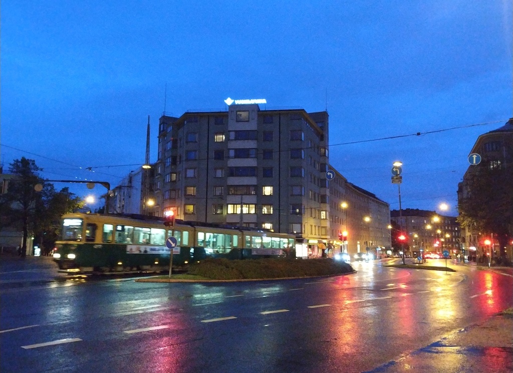 Runeberginkatu 46, 48, 50, 52, 54ab - Topeliuksenkatu 1, 3a, 3b. Runeberginkadulla kaksi raitiovaunua. rephoto